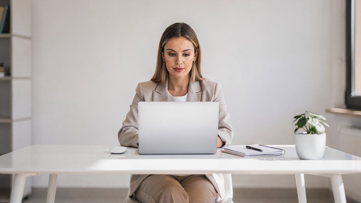 Profesional de administraci&oacute;n de empresas trabajando en Espa&ntilde;a