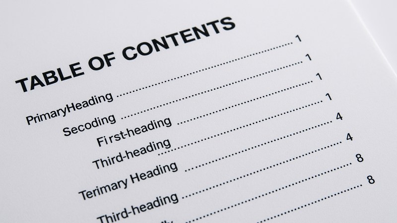 Tabla de contenidos automática en Word con tres niveles de jerarquía mostrando números de página alineados a la derecha y puntos de relleno